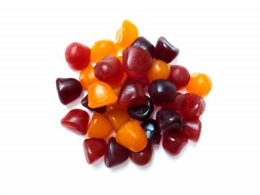 Kırmızı, turuncu ve mor multivitamin sakızlarının yakın çekim dokusu. Sağlıklı yaşam tarzı kavramı.