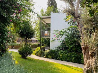 Otelin, inanılmaz güzel bir bahçesi, çiçek açan çalıları ve meyve ağaçları olan bir tatil köyü. Otelin bölgesindeki bina, dinlenme ve turizm konsepti..