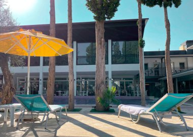 Otelin, inanılmaz güzel bir bahçesi, çiçek açan çalıları ve meyve ağaçları olan bir tatil köyü. Otelin bölgesindeki bina, dinlenme ve turizm konsepti.