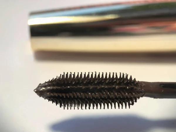 Nahaufnahme Von Mascara Pinsel Auf Weißem Hintergrund Schönheitskonzept — Stockfoto