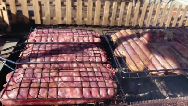 Parrilla Territorio Una Casa Privada Patio Cocinan Salchichas Pollo Cerdo — Vídeo de stock