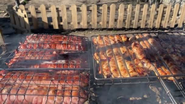 在院子里一幢私人住宅的炉灶上 烤鸡肉和猪肉香肠被煮熟 烤肉时散发的浓烟令人愉快 — 图库视频影像