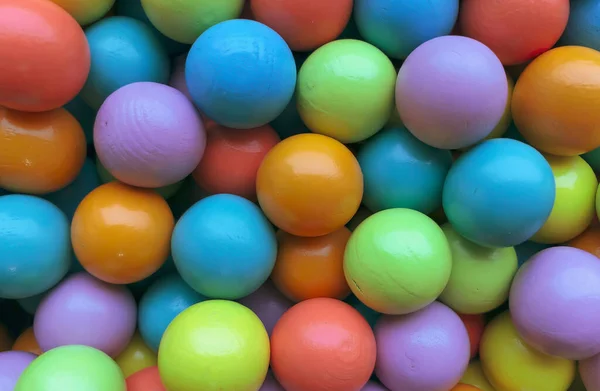 Achtergrond Van Veelkleurige Heldere Kleine Houten Ballen Van Blauwe Gele — Stockfoto