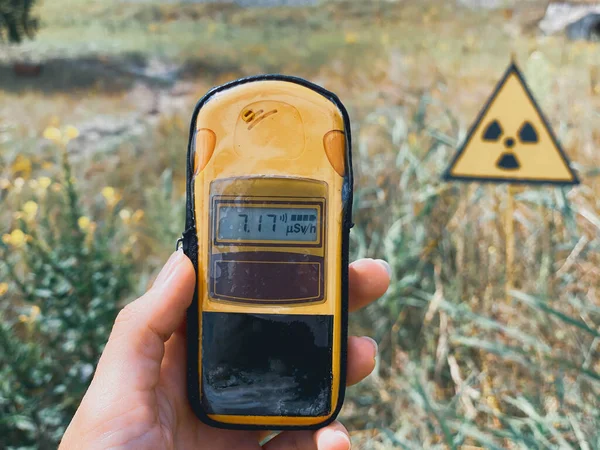 Handen Finns Dosimeter Som Mäter Strålningsnivån Mot Bakgrund Den Stad — Stockfoto