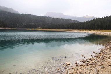 Karadağ 'ın Durmidor Dağı' ndaki Kara Göl manzarası bulutlu bir havada. Turizm ve seyahat kavramı.