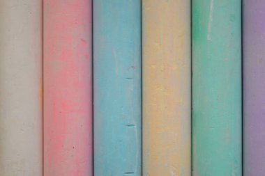 Çok renkli beyaz, pembe, mavi, sarı, yeşil çizmek için tebeşir dokusu