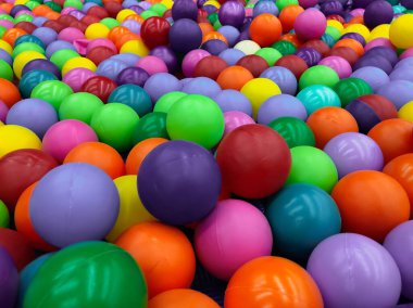 Çocuklar için havuz için parlak çok renkli toplar. Çocuklar için oyuncaklar, çocuklar için eğlence. Çocuk mağazaları kataloglarında, reklam merkezlerinde kullanın. Çok renkli arka plan.