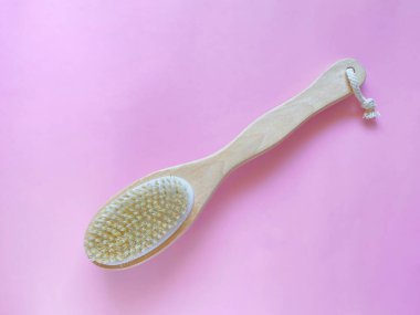 Kuru anti-selülit masajı için fırçala ya da yumuşak pembe renkli bir kızın elini fırçala. Güzellik konsepti.