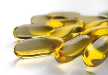Beyaz arka planda Omega-3 kapsülleri. Çoklu doymuş yağ asitleri. Sağlıklı yaşam tarzı kavramı. Dergiler ve internet siteleri için hem sağlıklı hem de tıp alanında harika..
