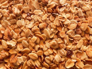Yakın plan granola, kahvaltı tabağı, atıştırmalık. Fotoğrafta yulaf ezmesi ve bal var. Web siteleri için ürün ambalajının yanı sıra pankart ve makalelerde uygulama