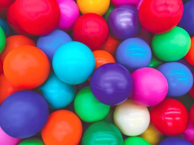 Çocuklar için havuz için parlak çok renkli toplar. Çocuklar için oyuncaklar, çocuklar için eğlence. Çocuk mağazaları kataloglarında, reklam merkezlerinde kullanın. Çok renkli arka plan.