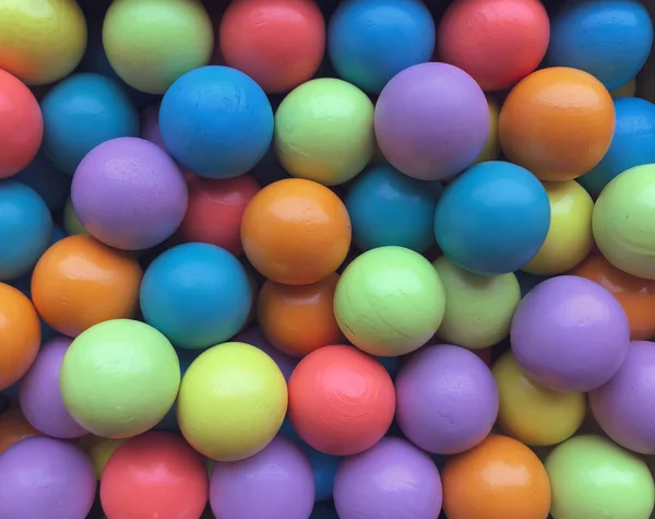 Achtergrond Van Veelkleurige Heldere Kleine Houten Ballen Van Blauwe Gele — Stockfoto