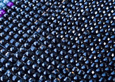 Yakın plan, renkli kare elmas işlemeli parlak. Diy konsepti..