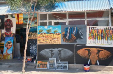 Zanzibar, Tanzanya - 22 Haziran 2021: Yerel pazardaki Nungwi köyünde yerel sanatçıların resimleri