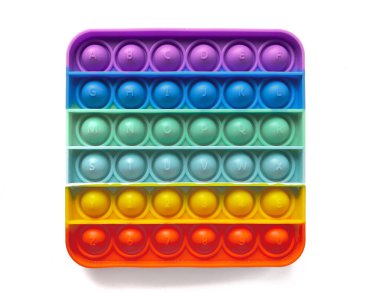 Çocuklar için gökkuşağı anti-stresli parmak itme oyuncağı beyaz arka planda izole edilmiş.