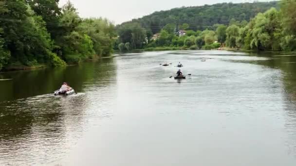 View of the river with picturesque landscapes around which people ride on inflatable boats — Stock video