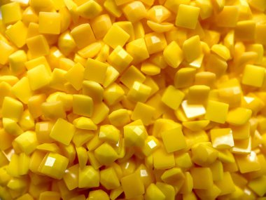 Yakın plan, elmas işlemeler için sarı kare elmaslar..