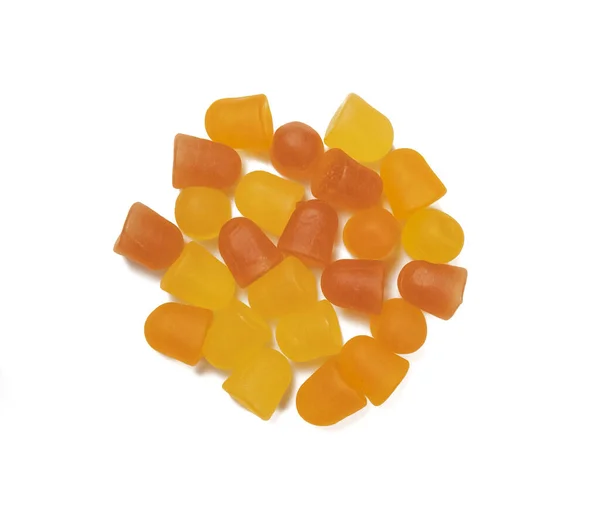 Närbild orange och gula multivitamin gummier på vit bakgrund. — Stockfoto