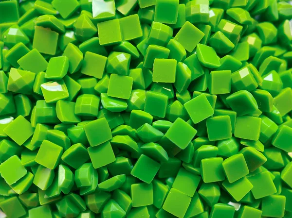 Zbliżenie, zielone kwadratowe diamenty do haftu diamentowego — Zdjęcie stockowe