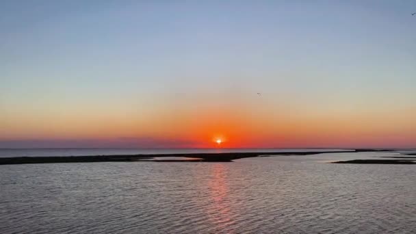 Puesta de sol sobre la bahía del mar. Fenómenos naturales, iluminando el cielo sobre el horizonte — Vídeos de Stock