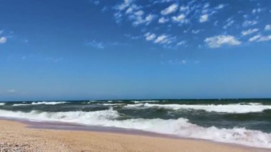 Güneşli bir günde dalgalı deniz manzarası. Eğlence ve turizm konsepti