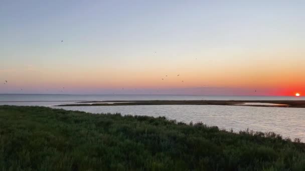 Puesta de sol sobre la bahía del mar. Fenómenos naturales, iluminando el cielo sobre el horizonte — Vídeos de Stock