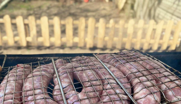 Salchichas de barbacoa en la parrilla. Descanso en la naturaleza, barbacoa — Foto de Stock