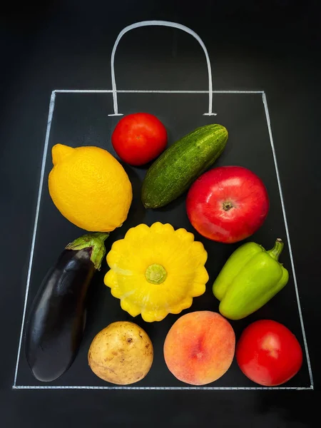 Una bolsa de comestibles tiza dibujada sobre fondo negro lleno de verduras y frutas — Foto de Stock