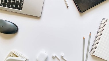 Not defteri, kalem, dizüstü bilgisayar, fare, tablet, delik delgi, kulaklık, kalem, kalem gibi beyaz bir arkaplan üzerinde çalışma süreci veya eğitim düzeni