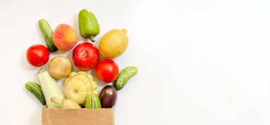 İçinde sebzeler ve meyveler, domates, salatalık, kabak, biber, limon, patlıcan, kabak, muz, elma, şeftali, beyaz arka plan