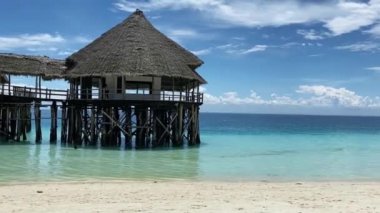 Salgın sırasında kapatıldı. Hint Okyanusu kıyısındaki Zanzibar adasında bir restoran.. 