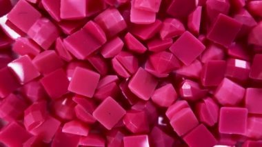 Yakın plan, elmas işlemeler için kırmızı kare elmaslar. Hobiler ve DIY, elmas nakış yapmak için malzemeler