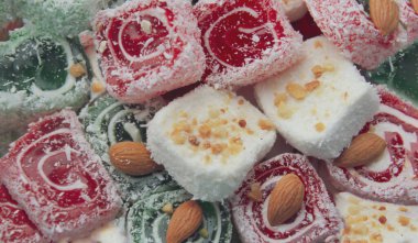 Türk lokumu kırmızı, beyaz ve yeşil renklerde. Seyahat ve turizm.