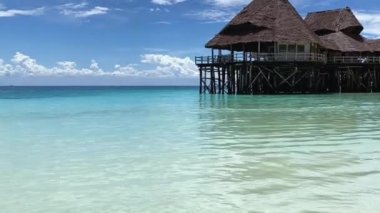 Salgın sırasında kapatıldı. Hint Okyanusu kıyısındaki Zanzibar adasında bir restoran.. 