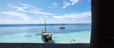 Güzel mavi bir gökyüzünün arkaplanına karşı okyanusun masmavi suları üzerindeki restoranın manzarası. Tatil ve seyahat kavramı