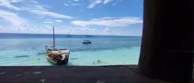 Güzel mavi bir gökyüzünün arkaplanına karşı okyanusun masmavi suları üzerindeki restoranın manzarası. Tatil ve seyahat kavramı