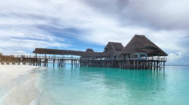Salgın sırasında kapatılmış, Hint Okyanusu kıyısında Zanzibar adasında bir restoran. Eğlence ve turizm konsepti