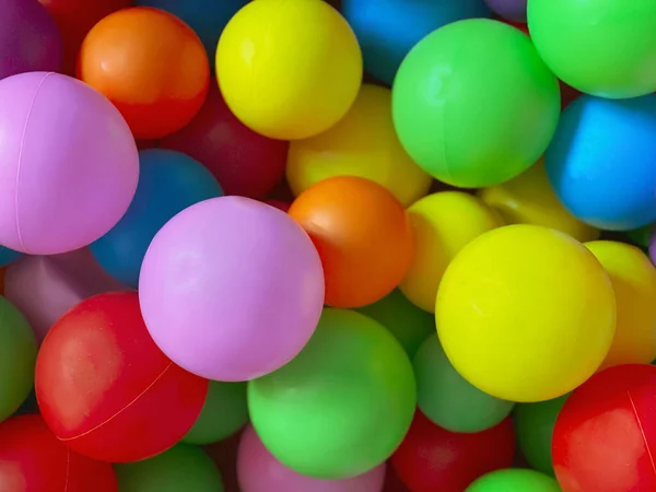 Heldere multi-gekleurde ballen voor het droge zwembad voor kinderen games.Toys, ontwikkeling voor kinderen.Heldere multi-color achtergrond — Stockfoto