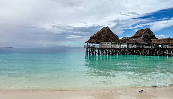Fechado durante a pandemia, um restaurante na água nas margens do Oceano Índico na ilha de Zanzibar. Conceito de recreação e turismo — Fotografia de Stock