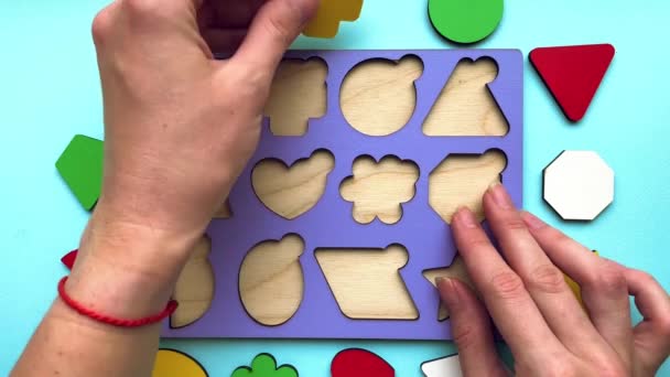 Видео, как собрать развивающую игрушку, состоящую из геометрических фигур. Развитие детей, игрушки — стоковое видео