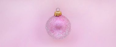 Pembe arka planda çıkıntılar olan pembe noel balosu. En düşük Noel tasarımı, metin için yer