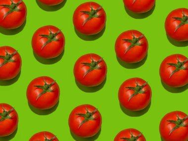 Parlak yeşil arka planda olgun kırmızı domates deseni. Yaratıcı fotoğrafçılık, sağlıklı gıda konsepti