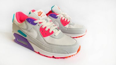 Beyaz arka planda ünlü Nike Air Max 90 spor ayakkabısı.. 
