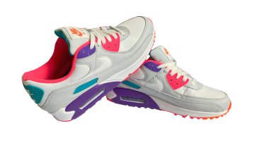 Beyaz arka planda ünlü Nike Air Max 90 spor ayakkabısı.. 
