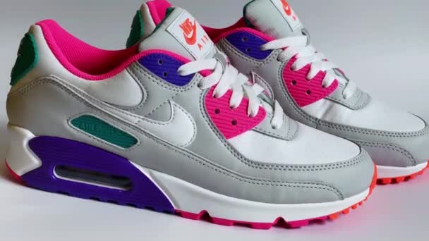 Τα διάσημα αθλητικά Nike Air Max 90 sneakers σε λευκό φόντο. — Αρχείο Βίντεο