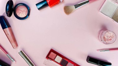 Güzellik konsepti. Beyaz arkaplanda makyaj ürünleri