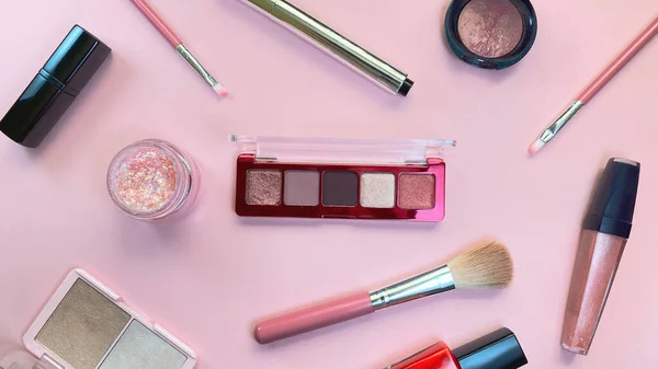 Beauty-Konzept. Make-up-Produkte auf weißem Hintergrund — Stockfoto