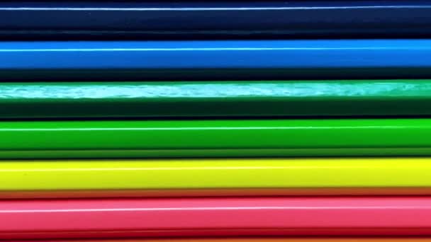 Gekleurde potloden draaien om de as close-up. Creatieve video, onderwijsconcept — Stockvideo