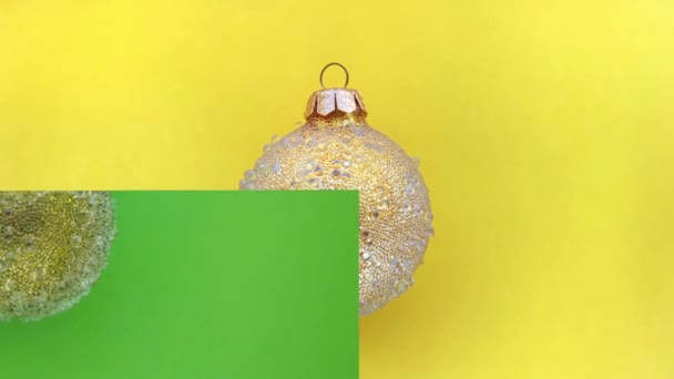 Karácsonyi labdák sárga, zöld, kék, rózsaszín stop mozgás animáció váltakozó színek kiválasztása egy pár két fél. — Stock videók