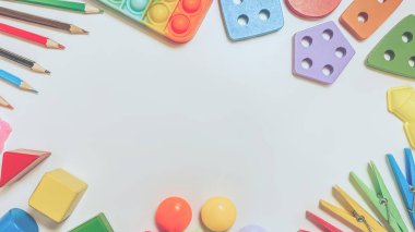 Beyaz arka planda sınıflandırıcı, kalem, mozaik gibi küçük çocuklar için eğitici oyuncaklar.. 